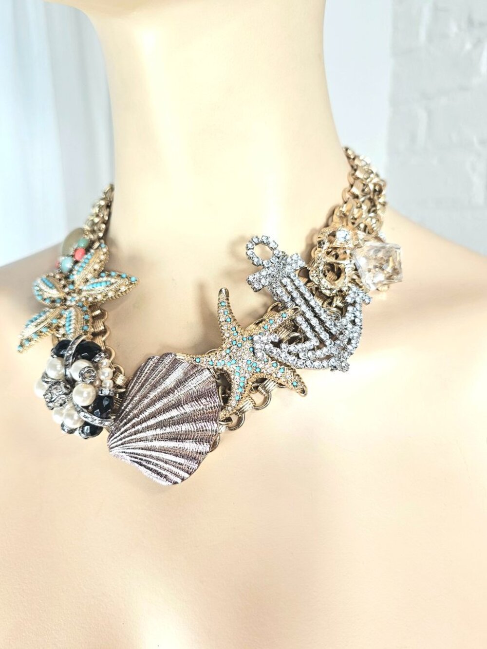 Banana Republic Seashell Statement Necklace Coastal Charm Pearl Crystal Necklace - Picture 4 of 8